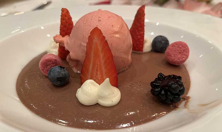 Manjari-Schokoladencreme mit Himbeersorbet  (©Foto. Martin Schmitz)